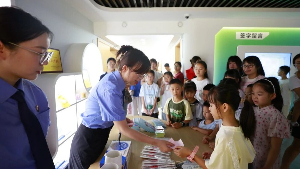 “萤火虫”普法 暑期法治研学营，点亮少年法治梦
