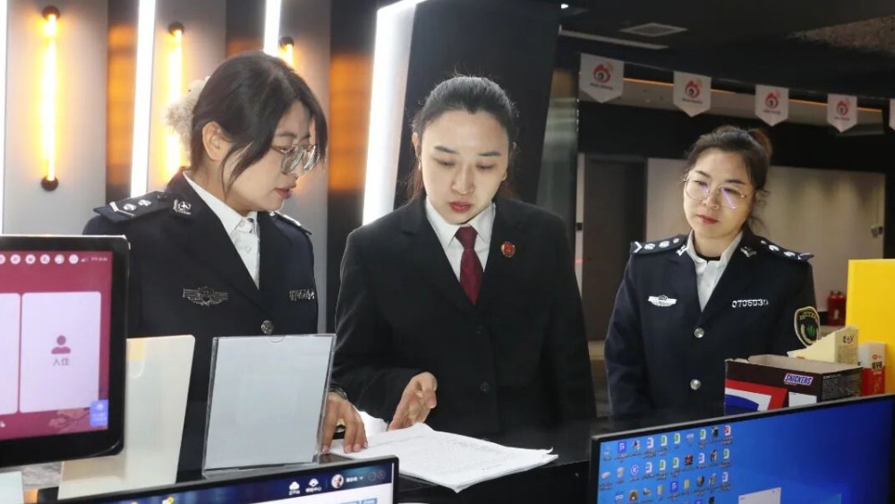 用法治与温情守护每一棵菜乡“新苗”