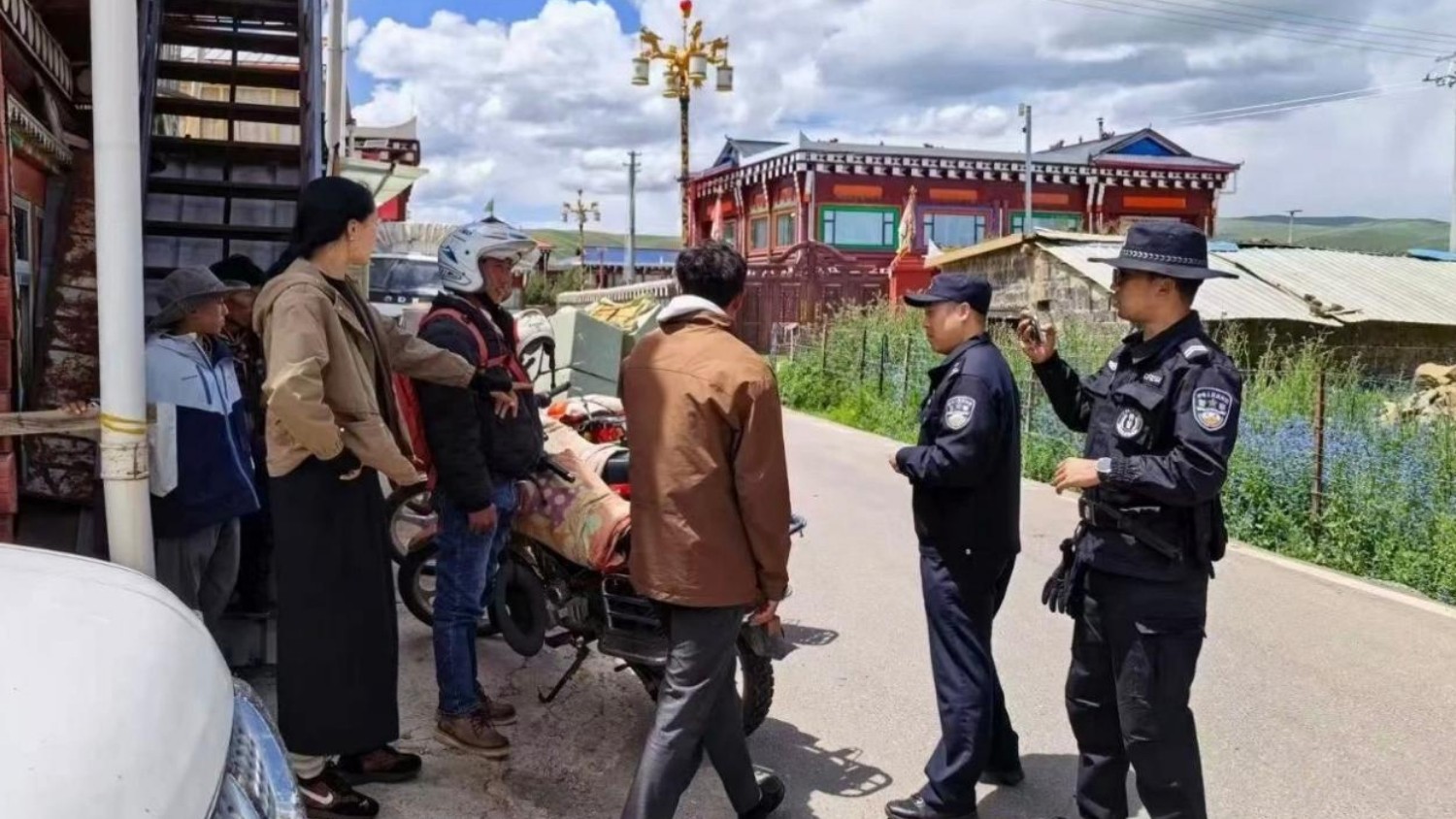 炉霍县公安局强化道路交通管控 筑牢牧区道路安全坚固屏障