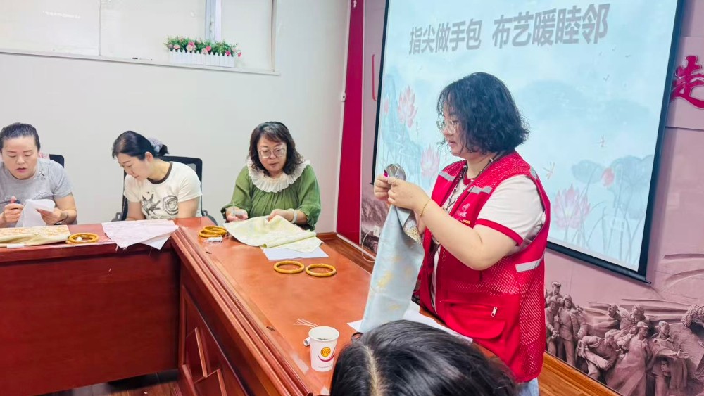 巧手缝制传技艺 布艺工坊暖睦邻
