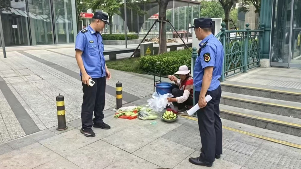 整治跨门经营、流动摊贩 崂山区综合行政执法局优化滨海景区游玩环境