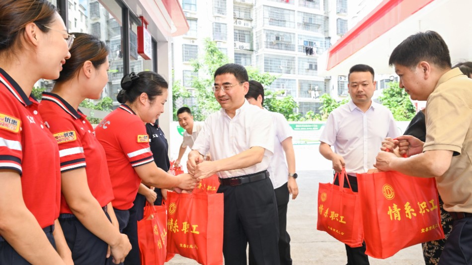 宜春市委书记蒋文定，市委副书记、市长谭赣明看望慰问高温一线劳动者