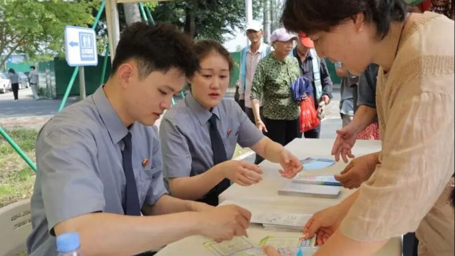 青浦区人民检察院联合开展生态环境法典普法宣传活动