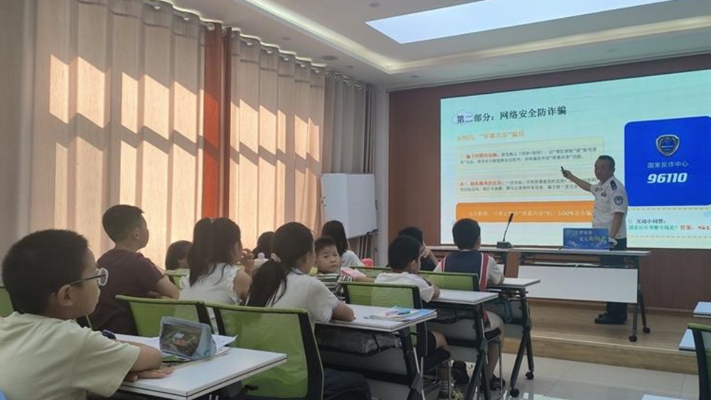 民警宣讲让孩子们认清危险