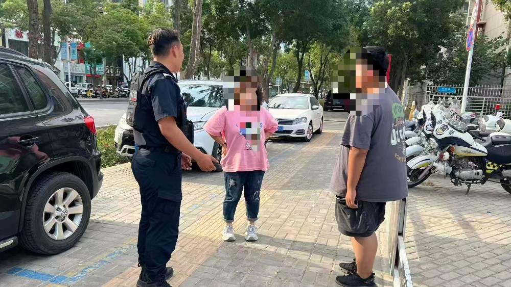 特警巡逻遇迷路少年 暖心救助解“心结”