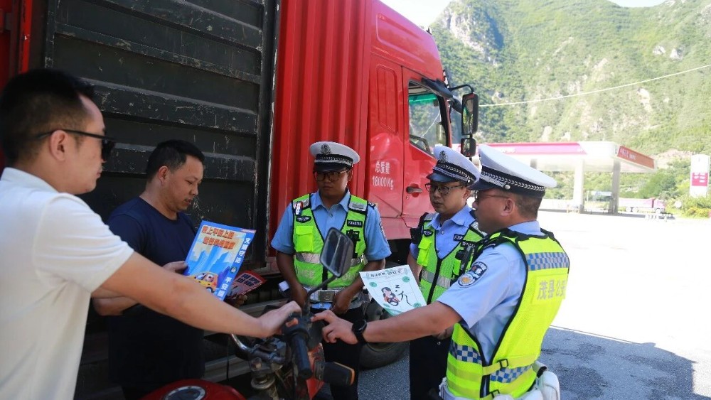 茂县公安交警：夏日高温送清凉，暖心服务护安全