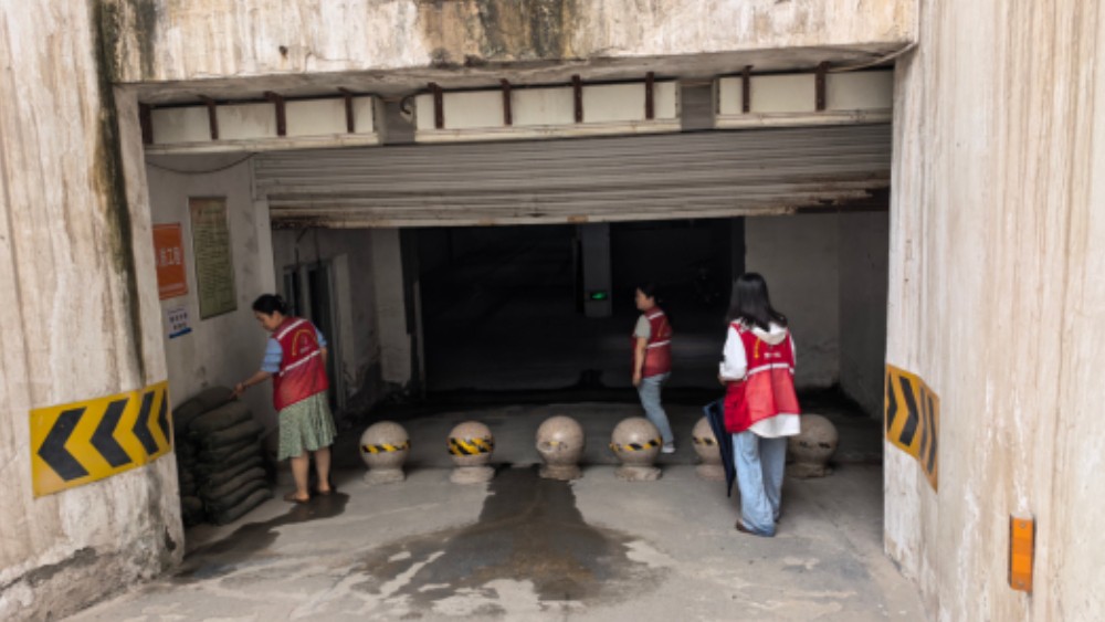 银川市兴庆区泰和社区：闻“汛”而动筑牢安全防线 冒雨排查守护万家平安