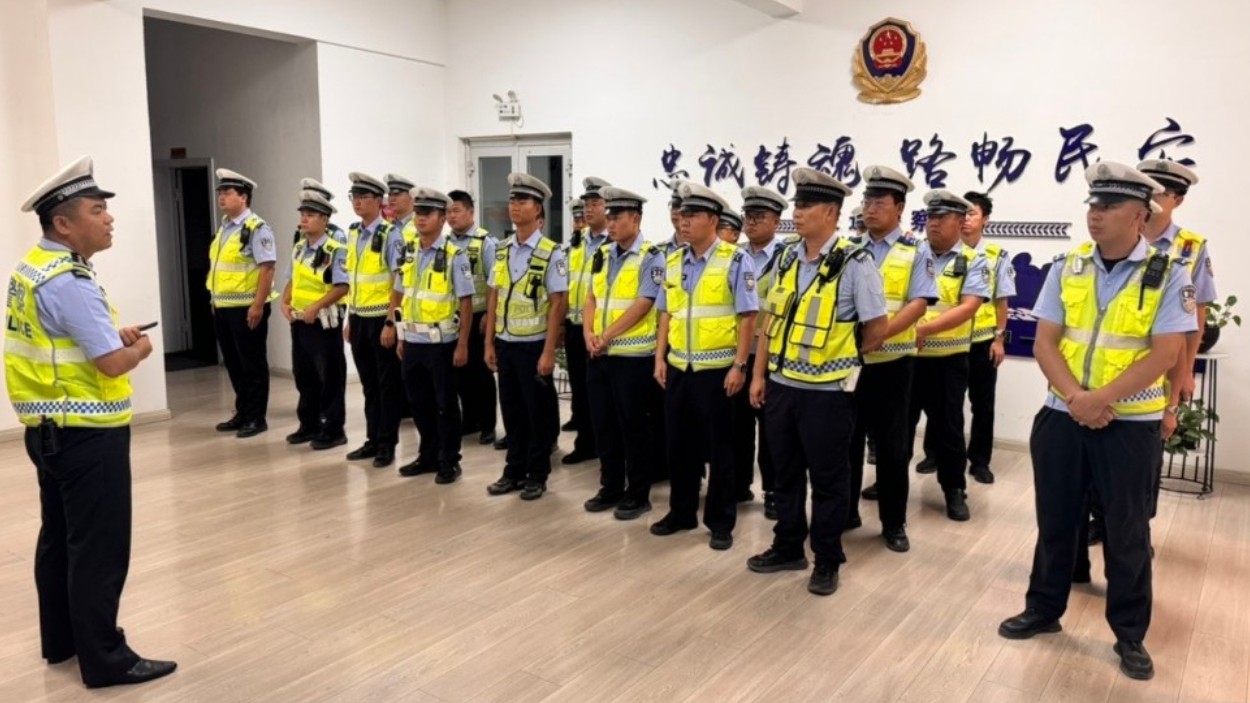 新疆生产建设兵团第八师石河子市城区公安局严查未成年人违规驾乘电摩、飙车炸街行为