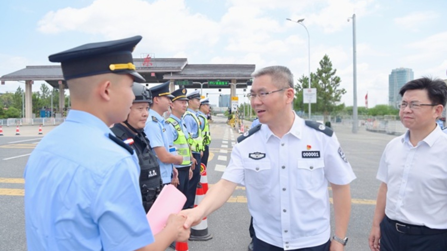 袁勤华为烟花爆竹“打非治违”联合查缉队伍送奖上门