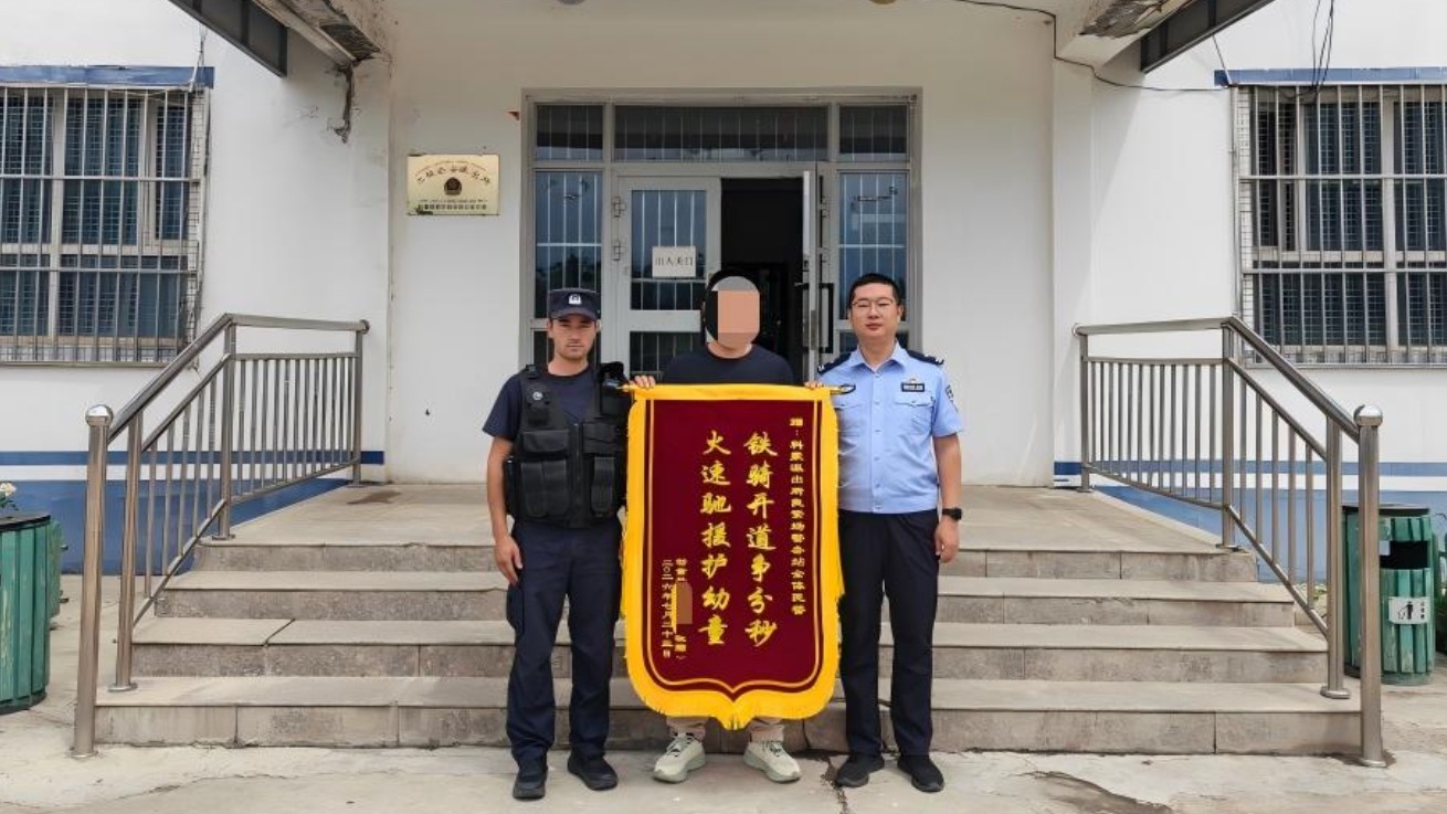 新疆尼勒克县公安局：孩童突发高烧晕厥 民警紧急开道护航就医