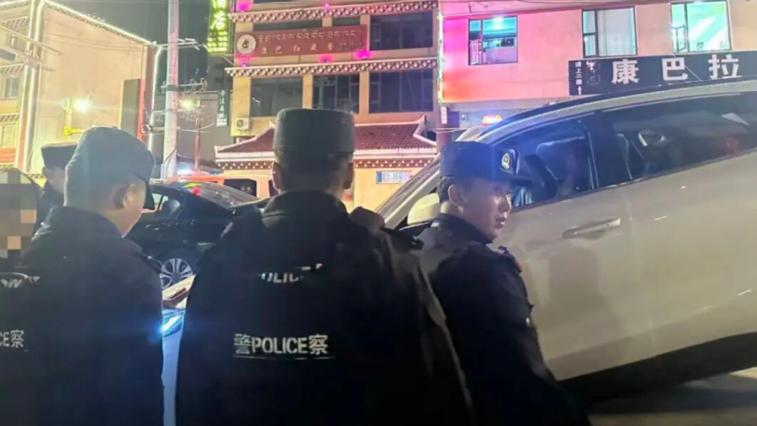 炉霍公安深夜巡防守平安 警民同心施救解民忧