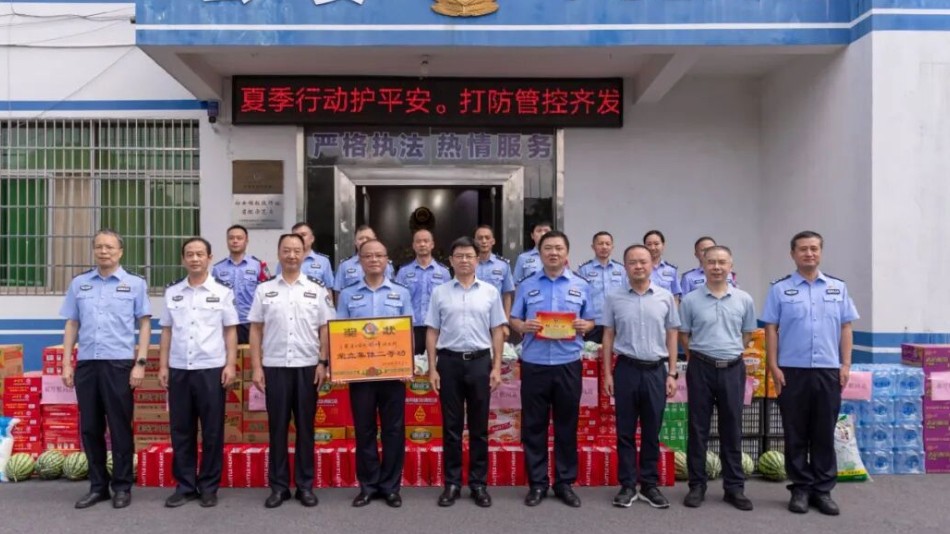 省政府副秘书长邵高深入宜春走访慰问并送奖上门