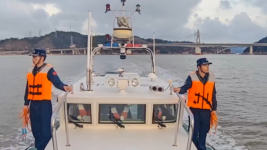 “离岸流突袭游客！温州海警紧急救援”