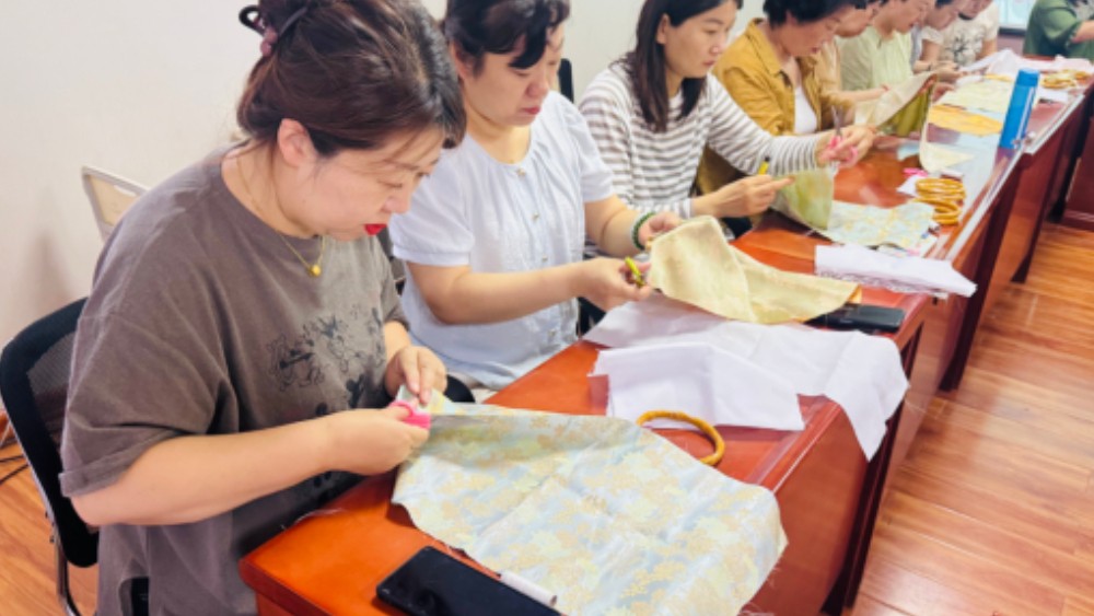 银川市兴庆区泰和社区：指尖技艺编织幸福生活 巾帼力量凝聚睦邻温情