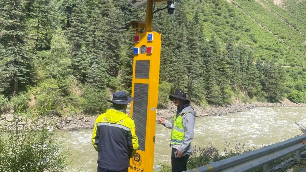 壤塘公安：加装弯道预警设备 筑牢山区交通安全屏障