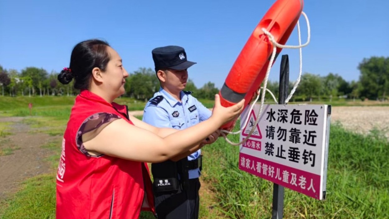 新疆奎屯市公安局：高温盛夏防溺不松懈，筑牢水域安全防护网