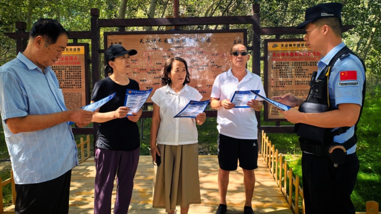 新疆阿克苏边境管理支队阿克青边境派出所：景区反诈“不打烊” 守护游客钱袋子