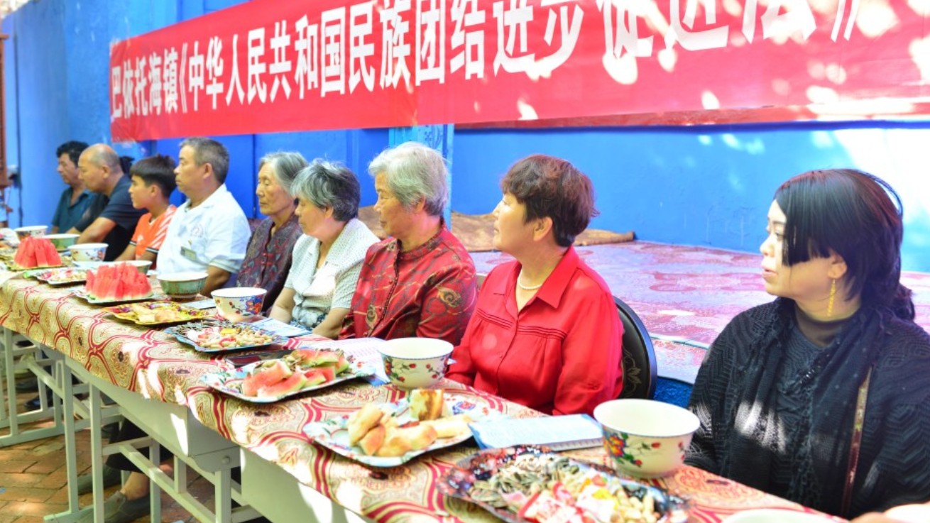 新疆伊宁县公安局巴依托海镇派出所创新开展“伊犁人的奶茶会”活动