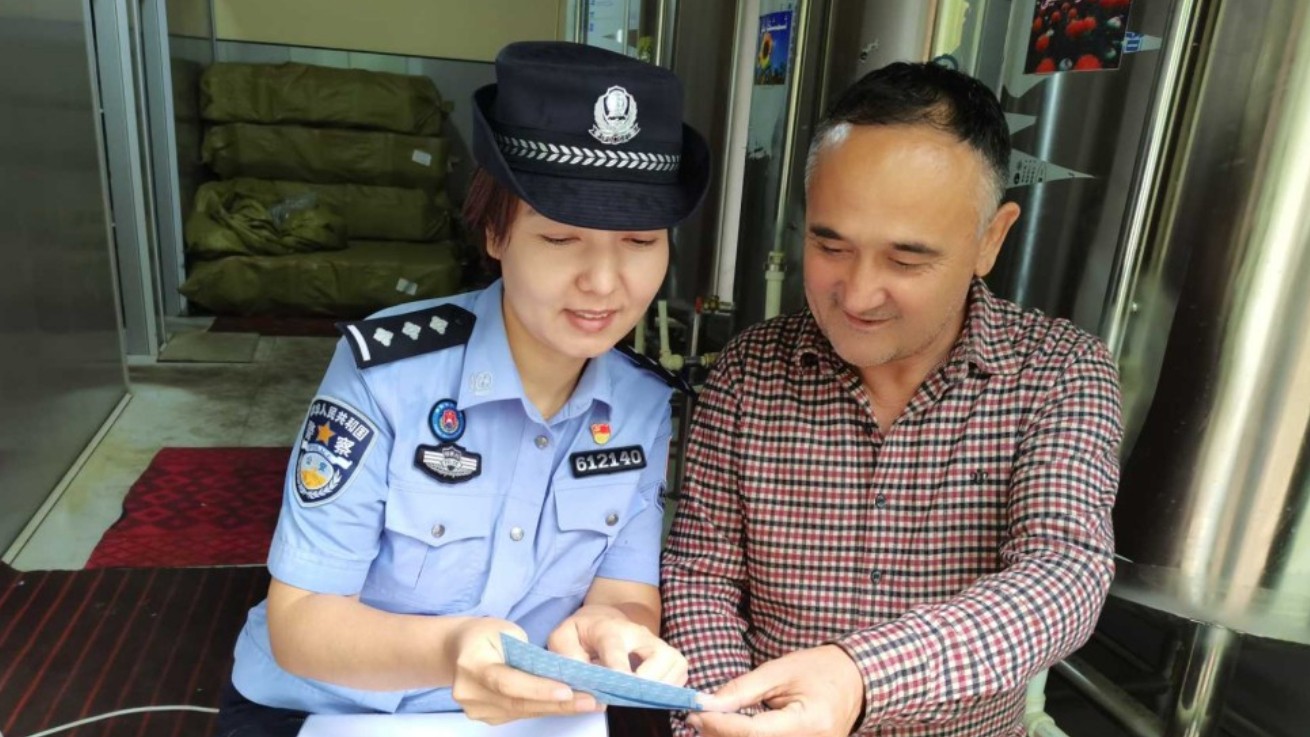 新疆伊犁边境管理支队海努克边境派出所上门送证暖民心