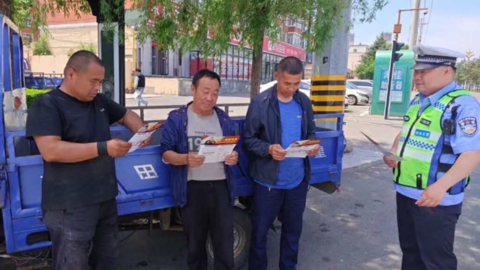 夏季整治宣防并举 吉林扶余交警护航群众出行