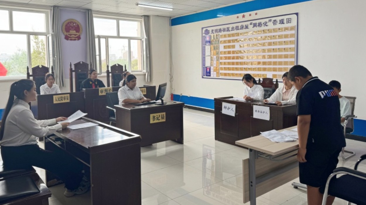 新疆沙湾市人民法院：青少年模拟法庭上演“法治剧本杀”