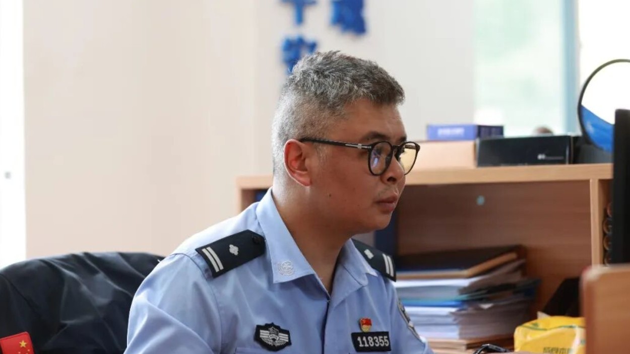 从军人到刑警，14年坚守刑侦一线，89后民警熬出满头白霜