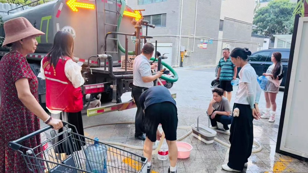 银川市兴庆区泰和社区：昼夜抢修保供水 贴心服务解民忧