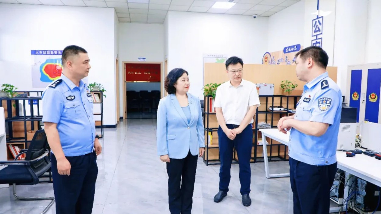 达州市委副书记王蔚荩带队开展政法系统“夏日送清凉”慰问活动