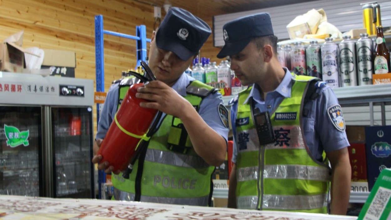 新疆伊宁市艾兰木巴格街道派出所：夏季行动添“警”色 守护辖区烟火气