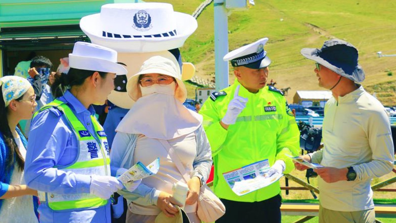 新疆霍城县公安局：线上线下联动宣教 全力护航暑期旅游平安出行