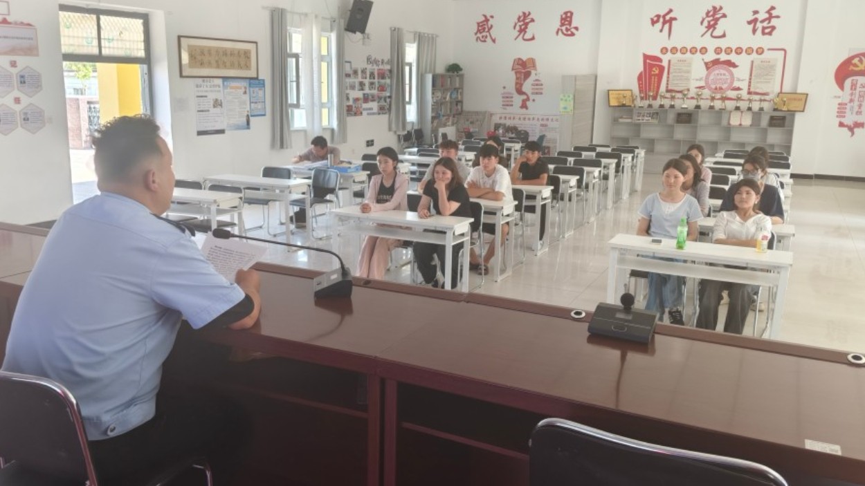 新疆伊宁县公安局为学生上好“暑期法治课”