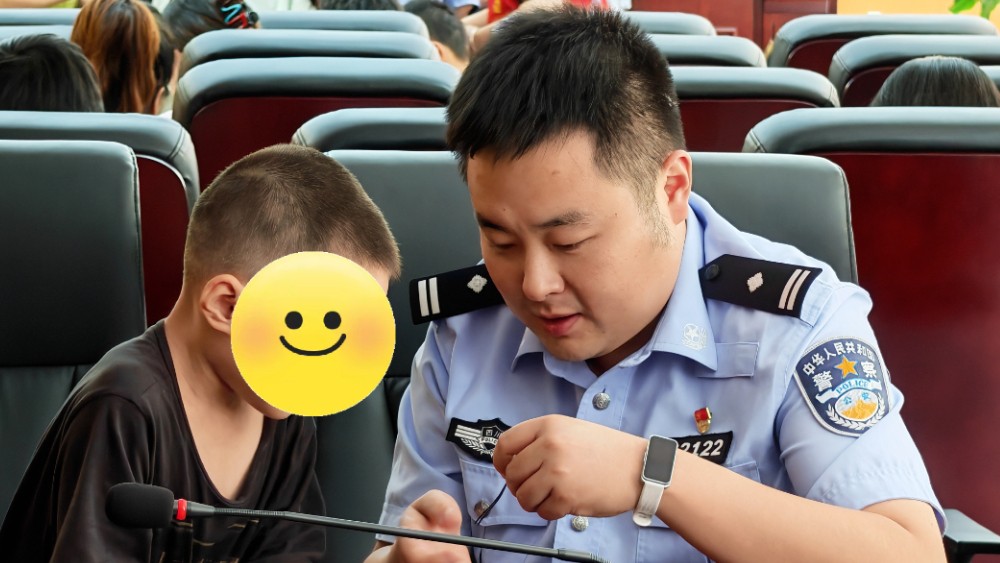 铁骨藏柔情 警心护童心 —— 祝贤峰：从平安守护者到“爱心爸爸”