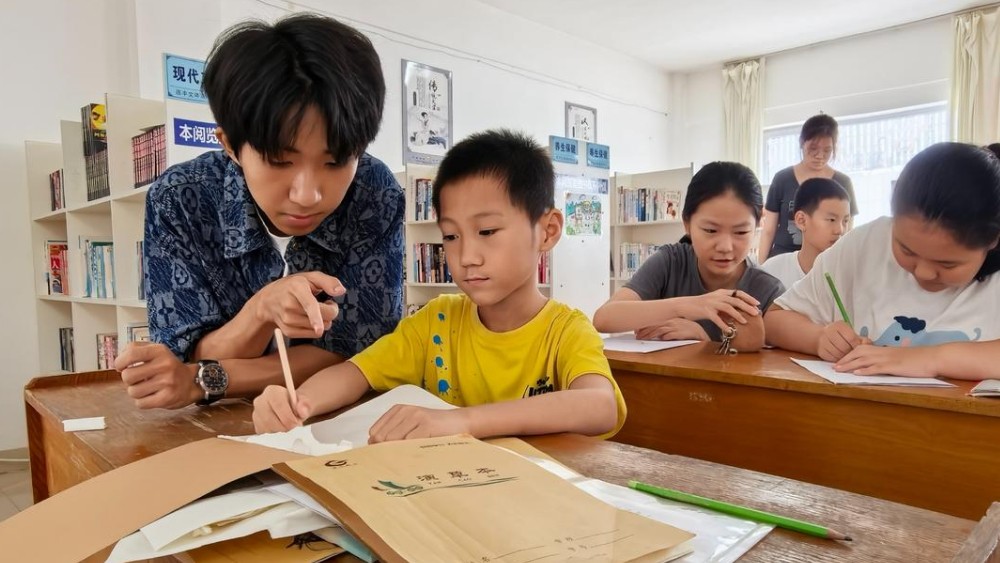 公益暑托班十年接力“画成圆”