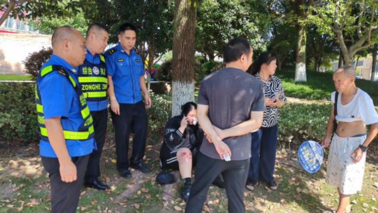 路遇车祸伸援手 执法为民暖人心——广安市广安区广福中队执法人员暖心救助车祸受困群众