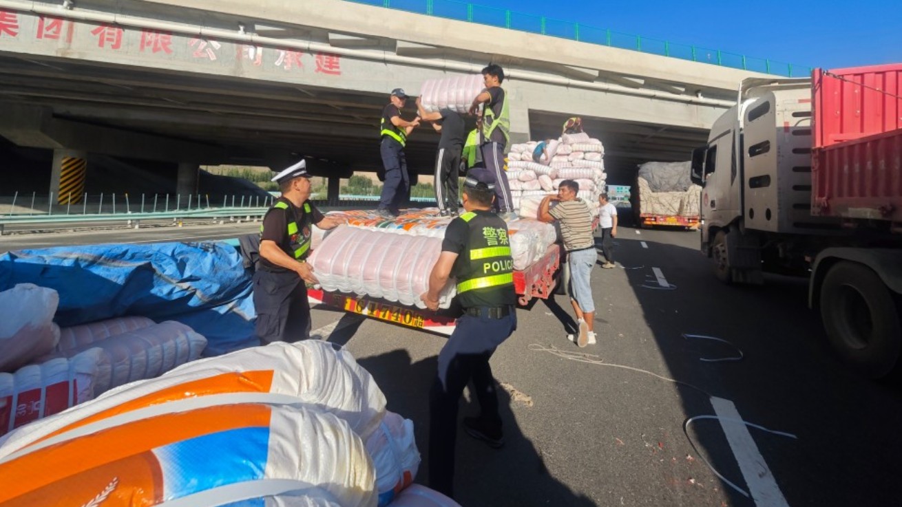 新疆乌恰县公安局：高温鏖战六小时 民警辅警清理十四吨散落货物保畅通