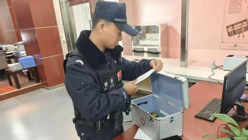 戎装换警服 初心映天平