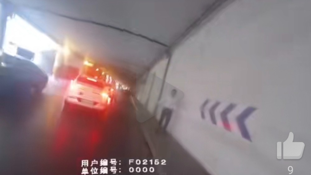 扑进民警怀里的那一刻，他得救了