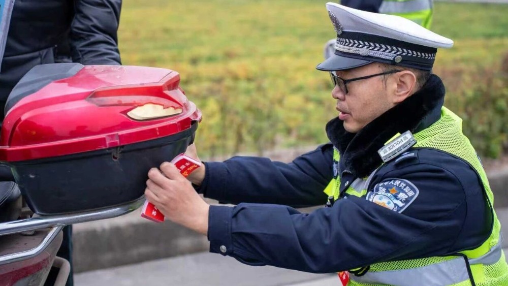 袁锋：从军营到警营 以忠诚护畅通