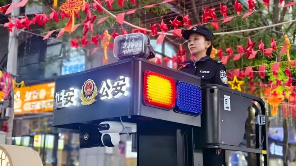 宝塔山下，警徽闪耀