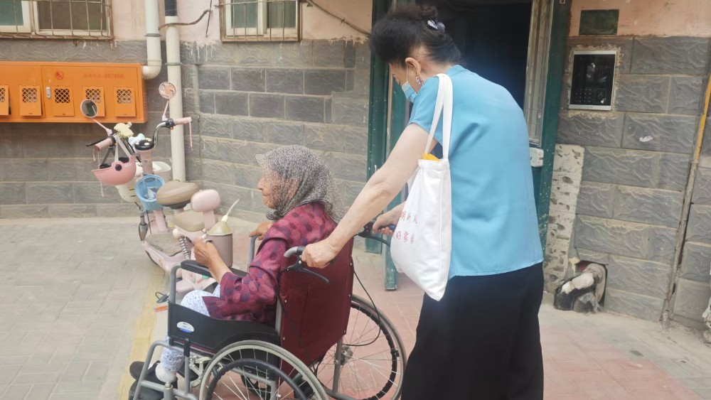 吴忠市利通区金星花园社区：偶遇窘境热心搭手帮扶 暖心守护诠释邻里情深