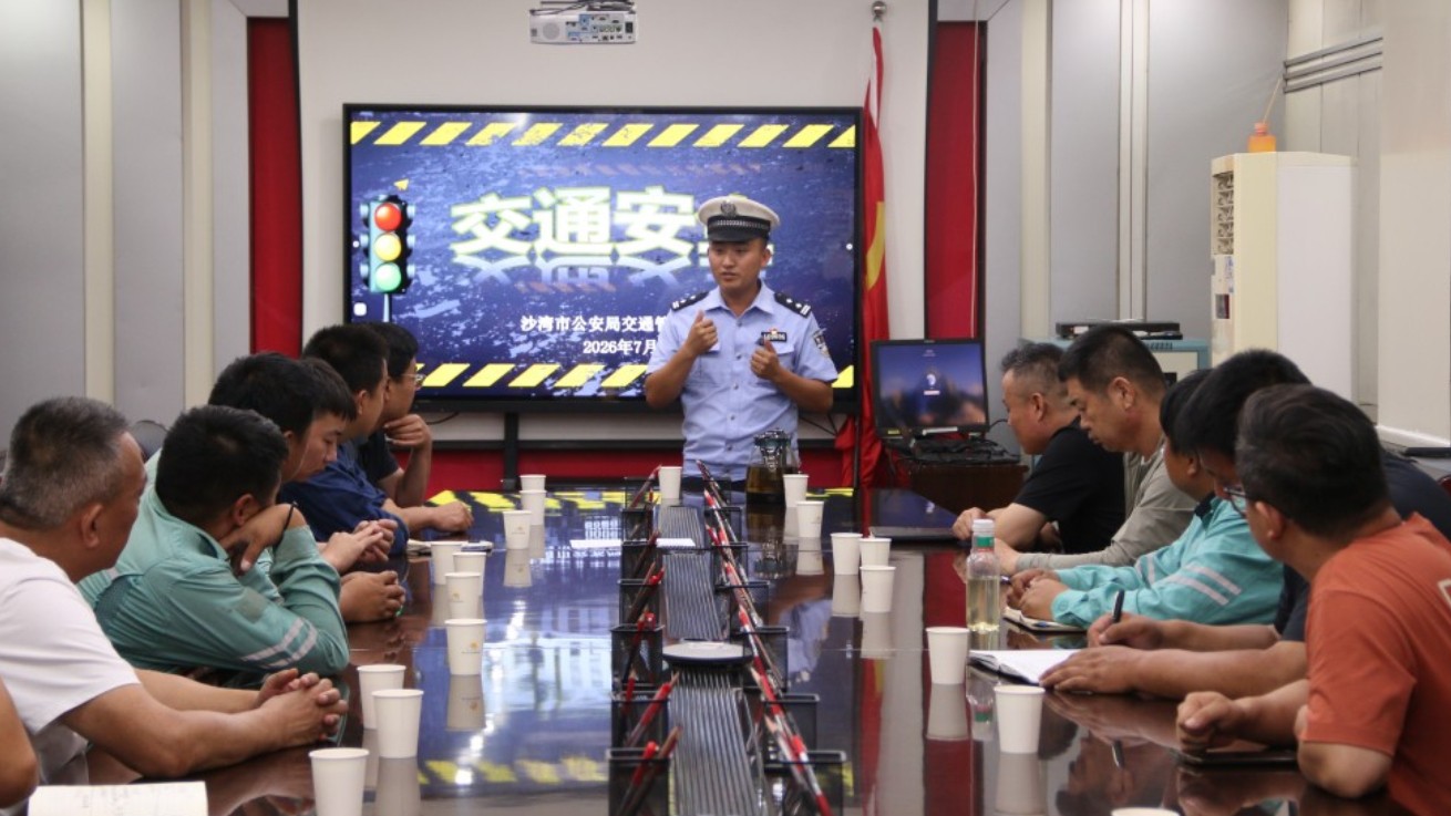 新疆沙湾市公安局多点发力绘就夏季交通“平安画卷”