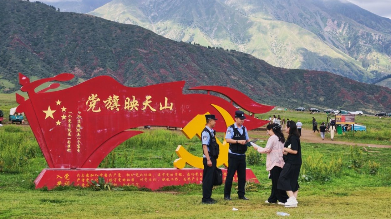 新疆阿克苏边境管理支队塔格拉克边境派出所：普法宣传进景区 便民服务暖民心