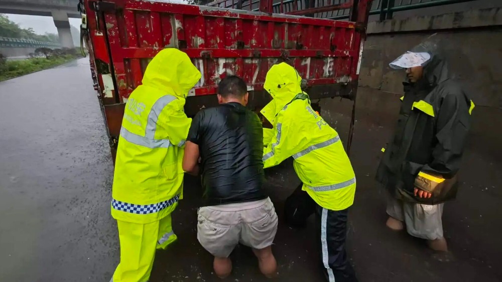 暴雨突袭！警民同心涉水救援......