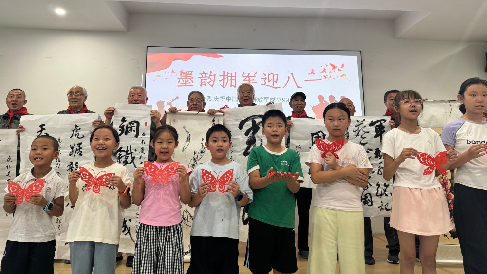 银川市金凤区民生花园社区：翰墨飘香庆八一 薪火相传润童心