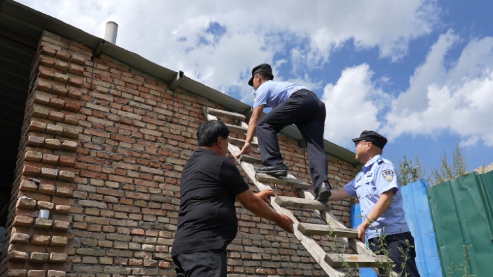 新疆生产建设兵团昭苏垦区公安局：天山脚下彩钢瓦上的“绣花功夫”