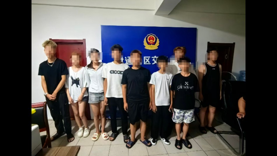 深夜出击治乱象 静护万家安——吉林省伊通县交警开展夜间电摩“飙车炸街”专项整治行动