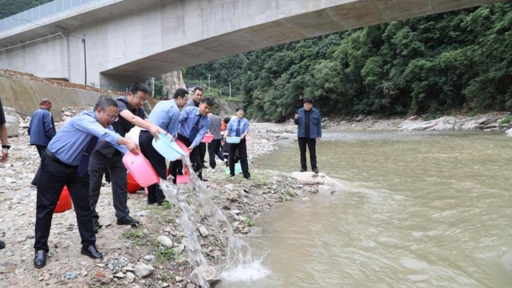 筑三重屏障 护辋川河水清鱼跃