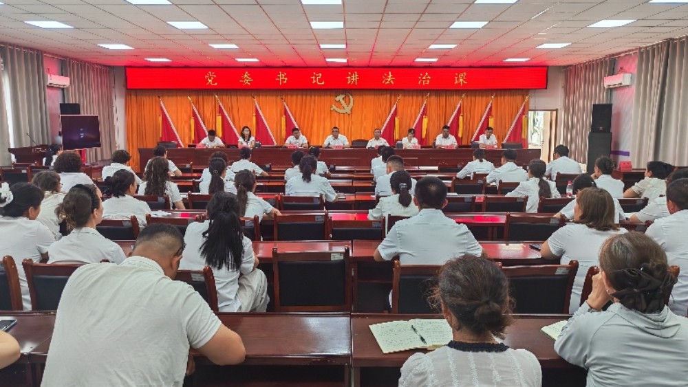 新疆布尔津县杜来提乡为机关干部、各村“两委”班子成员及村级“法律明白人”讲授专题法治课
