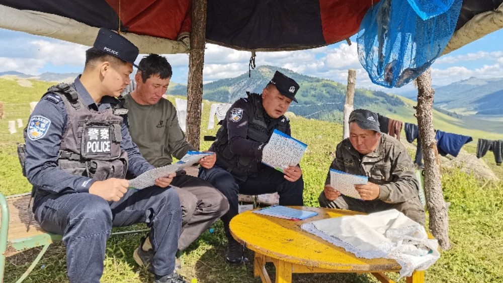 新疆阿勒泰边境管理支队：普法宣传进毡房 法治护航守边境