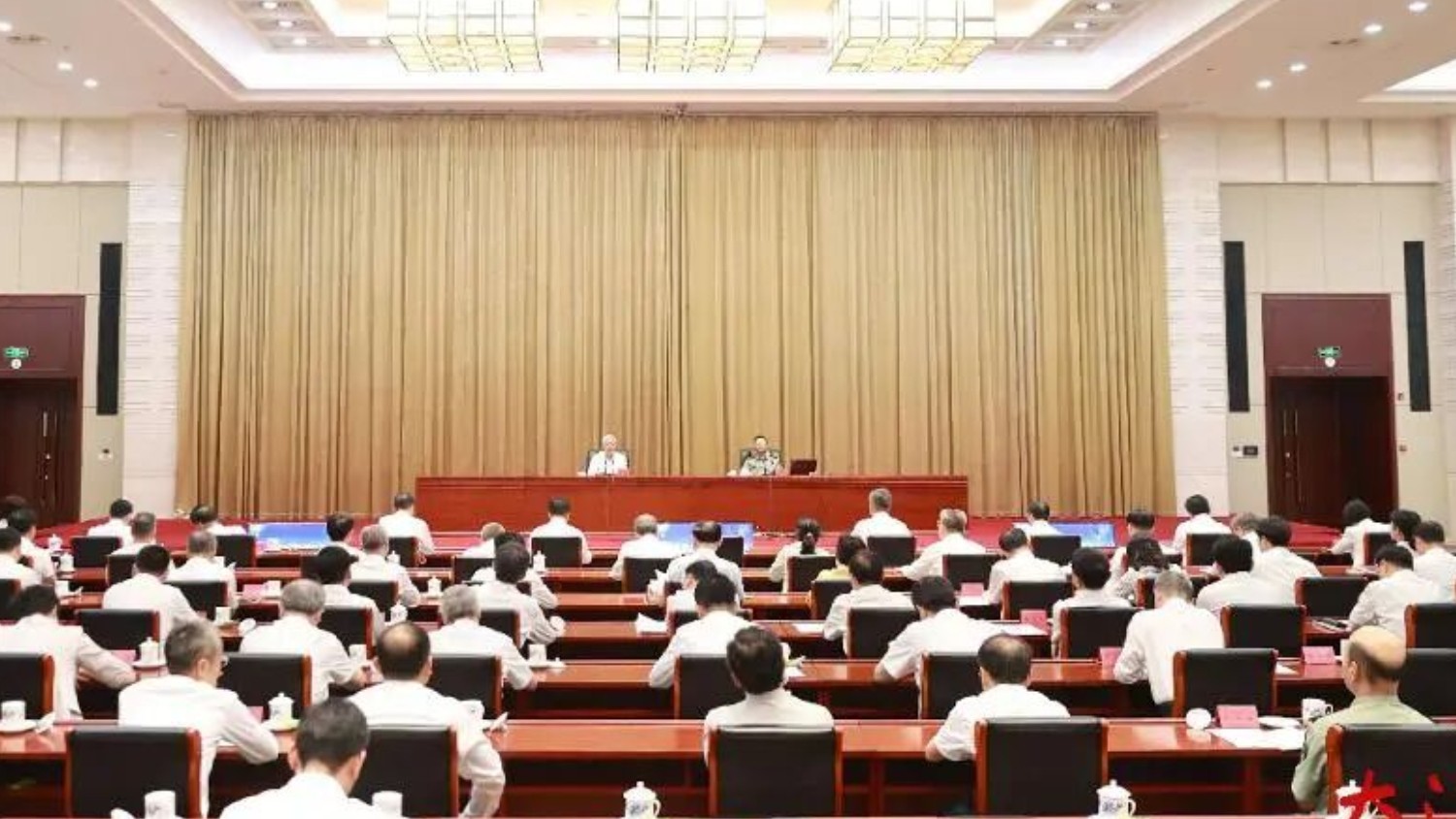 省领导“军事日”活动暨省委理论学习中心组集体学习举行